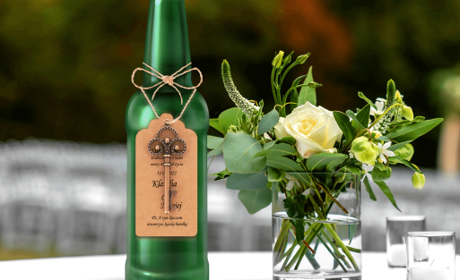 Klucz otwieracz powieszony na butelce na stole weselnym